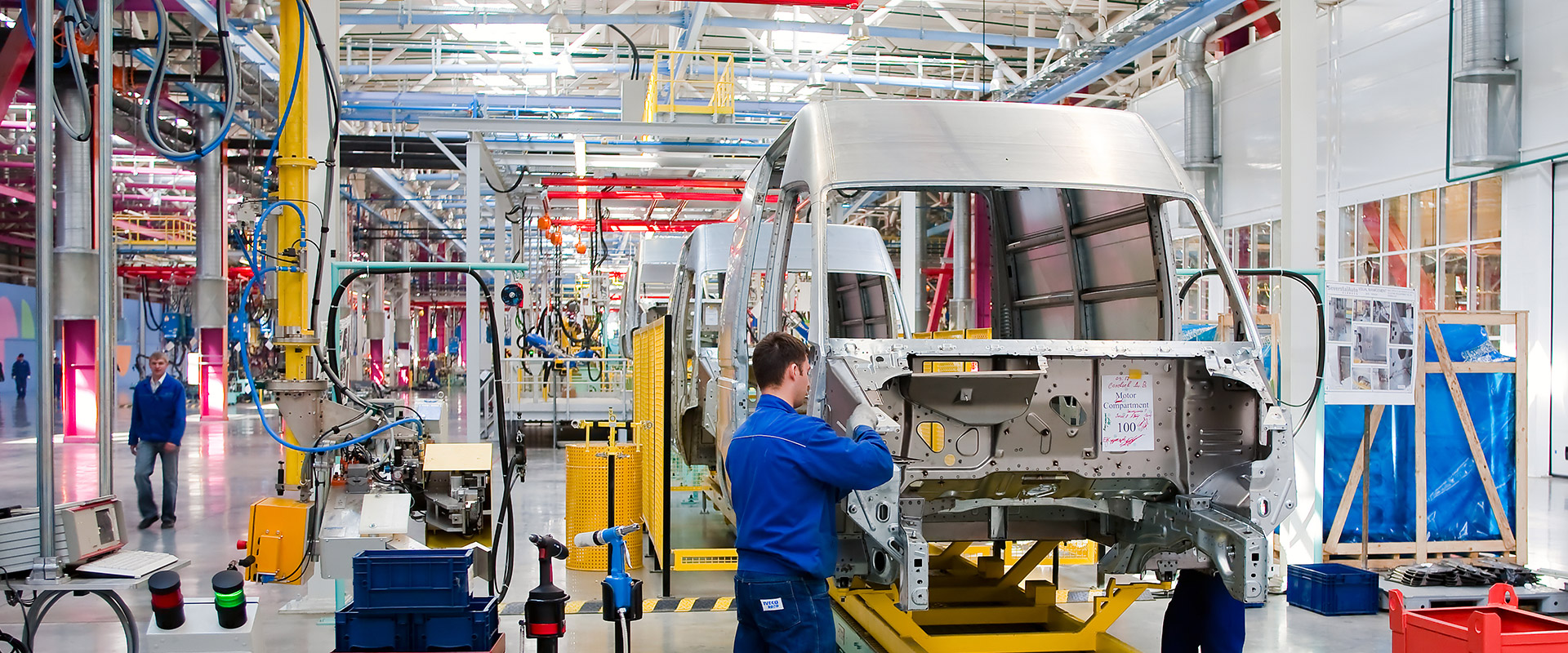 Deckenfördertechnik in einer Industrieanlage